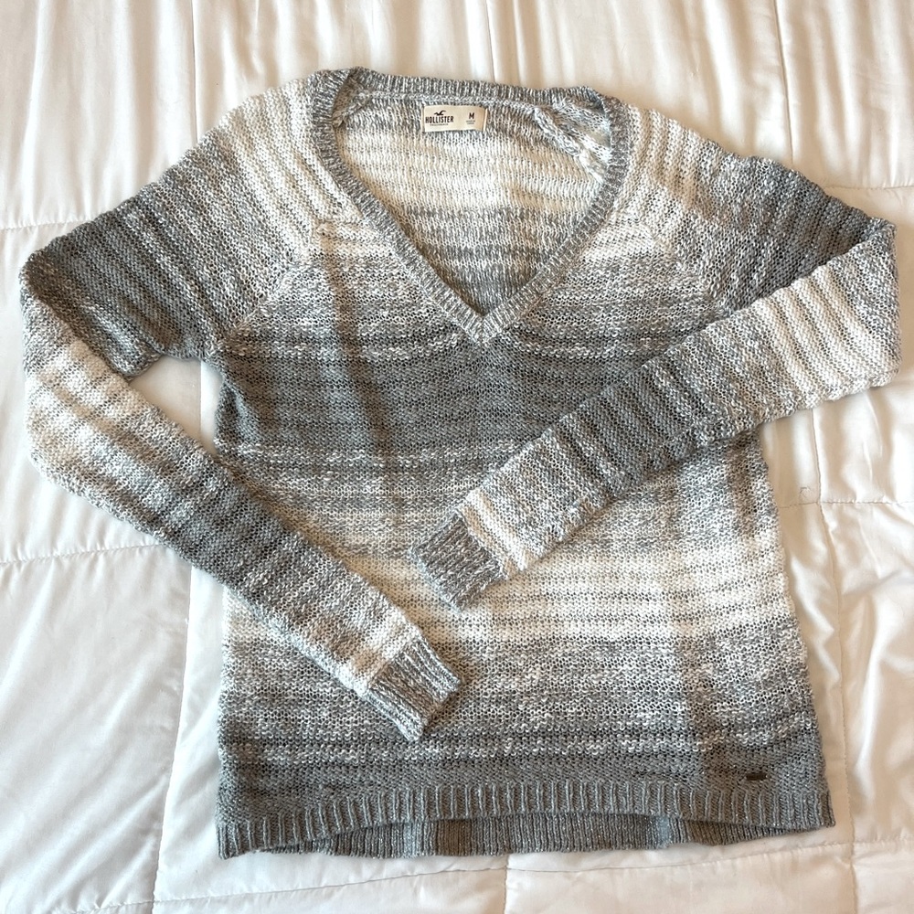 Hollister Grey & White Sweater. Size Medium. In Brand New Condition